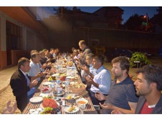 Köy Muhtarından İlçe Protokolüne İftar