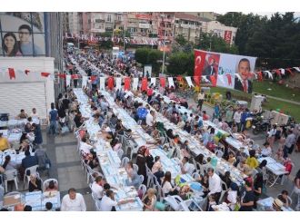 İzmit Belediyesi Binlerce Kişiyi İftarda Buluşturdu