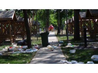 Millet Bahçesi’ndeki Şirinler Heykelinin Kafasını Kopardılar