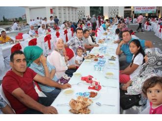 Döşemealtı Belediye Personeline Ve Ailelerine 5 Yıldızlı İftar Sofrası