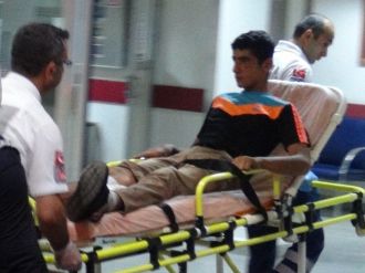 Kavgayı Ayırmak İsteyen İki Genç Bıçaklandı