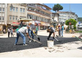Niksar’da Yağmurun Bozduğu Yollar Asfaltlanıyor