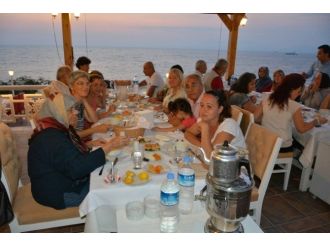 Kuşadası’nda Şehit Aileleri Ve Gaziler Onuruna İftar Yemeği