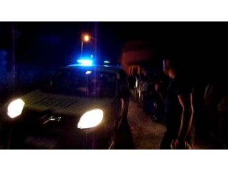 Adıyaman’da Polis Aracı Şüphelilerin Yakınları Tarafından Taşlandı