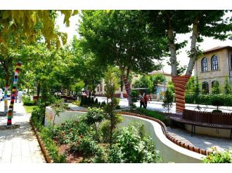 Malatya Büyükşehir Belediyesi’nden “Ağaç Giydirme Sanatı” Projesi