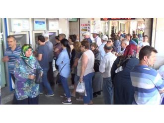 Bayram Öncesi Atm’lerde Emekli Maaşı Kuyruğu