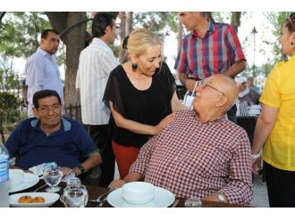 Huzurevi Sakinlerine İftar Yemeği Verildi