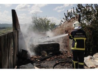 Lpg’li Araç Patladı, Garajın Çatısı Uçtu