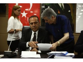 Ak Partili Meclis Üyeleri Toplantıyı Terk Etti