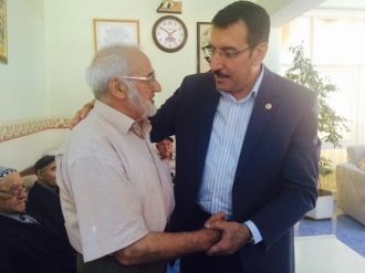 Ak Partililer Huzurevi Sakinlerinin Bayramını Kutladı