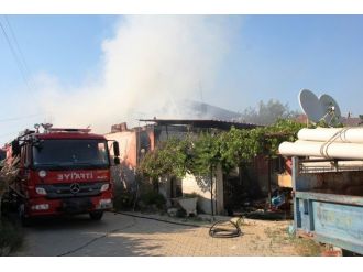 Sarıgöl’de İki Ev Tamamen Yandı