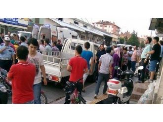 Motosiklet İle Kamyonet Çarpıştı: 2 Yaralı