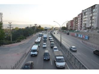 Tatilciler Yolları Kilitledi