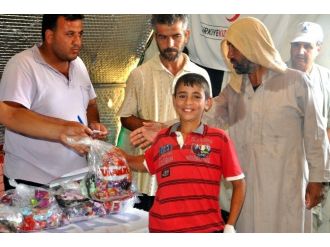 Çadır Kentte Bayram Şekeri Dağıtıldı