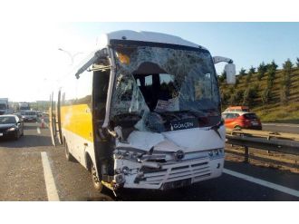 Tem’de Seyreden Servis Otobüsü Kamyona Çarptı: 3 Yaralı