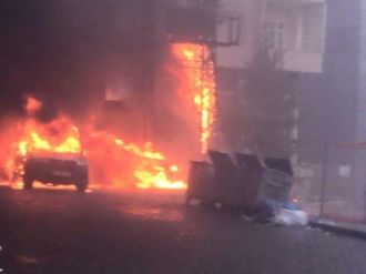 Kızıltepe’de Trafo Yangını İki Aracı Kül Etti