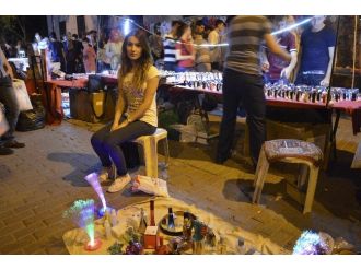 Atanamayan Öğretmenler Seyyar Satıcılık Yapıyor