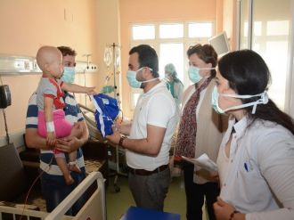 Ak Gençlerden Hastanedeki Çocuklara Bayramlık