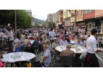 Saltukova Belediyesi Ve Esnafların İşbirliği İle 3 Bin Kişiye İftar