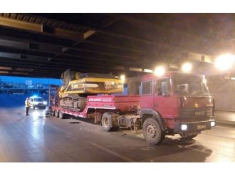 İzmir’de İş Makinesi Taşıyan Tır Alt Geçidin Tavanına Çarptı