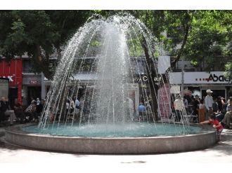 Vatandaş Süs Havuzlarının Kenarında Serinliyor