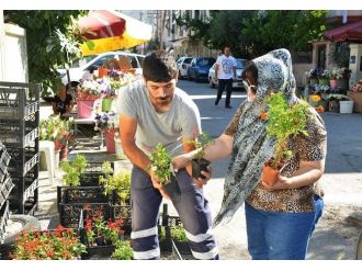 Çiğli Belediyesi Arefe Gününde Çiçek Dağıttı
