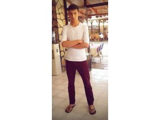 Arkadaşını Sırtından Bıçakladı