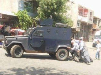 Diyarbakır’da Yolda Kalan Zırhlı Araca Vatandaşlar Yardım Etti