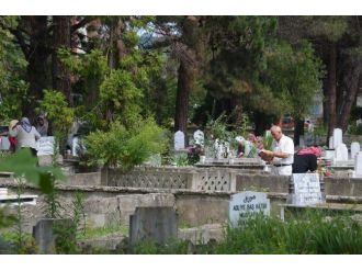 Arife Günü Vatandaşlar Mezarlıklara Akın Etti