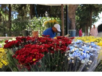 Mezarlıklara Ziyaretçi Akını