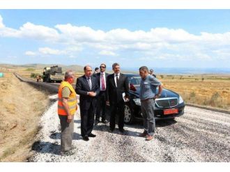 Vali Çomaktekin Köy Yollarındaki Asfalt Çalışmalarını İnceledi