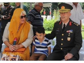 Vali Büyük Arife Günü Şehitliği Ziyaret Etti