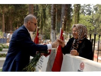 Mersin Şehitliği’nde Hüzünlü Bayramlaşma