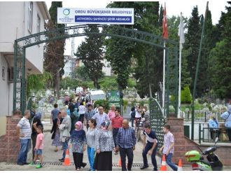 Ordulular Mezarlıklara Akın Etti