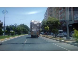Aşırı Yüklü Kamyonet Kazaya Davetiye Çıkardı