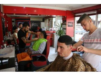 Afyonkarahisar’da Berberlerin Bayram Yoğunluğu Başladı