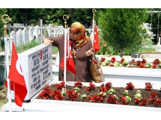 Şehitlikte Hüzünlü Bayram