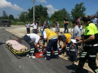 Motosiklet İle Bisiklet Çarpıştı: 3 Yaralı