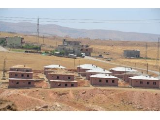 Afetzedeler İçin Yapılan Konutlar İlgisizlikten Yıkılıyor