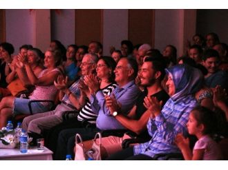 Kibarlık Budalası Selçuk’ta Ayakta Alkışlandı