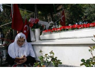 Şehitliklerde Hüzünlü Bayram