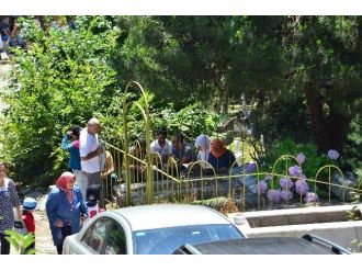 Arefe Günü Mezarlıklar Doldu Taştı