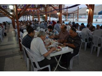 Son İftar Programı Havuz Kenarında Düzenlendi