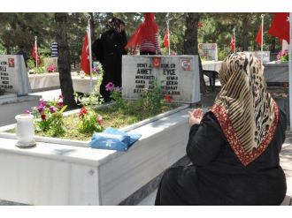 Sivas’ta Şehitlikte Hüzünlü Arife