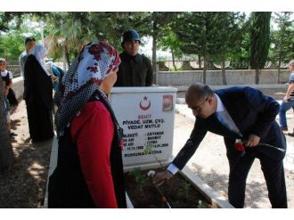 Vali Demirtaş Ve İl Protokolünden Şehitlik Ziyareti