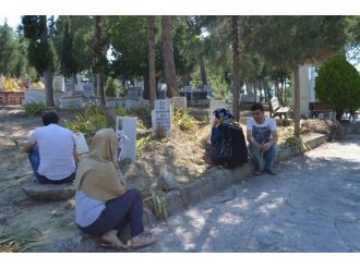Selendi’de Mezarlıklara Ziyaretçi Akını