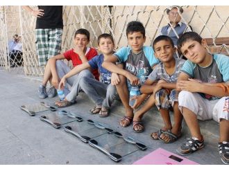 Akranları Tatilde, Onlar Geçim Derdinde