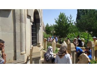 Terzibaba Mezarlığı Bayramda Ziyaretçi Akınına Uğradı