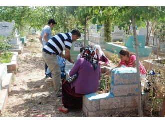 Bayram Sabahı Mezarlıklar Doldu Taştı