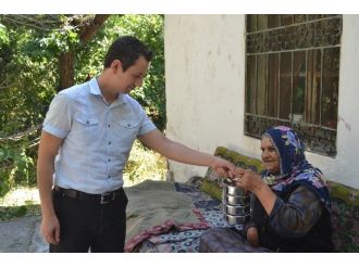 Kocasinan Kaymakamlığı Ramazan Ayında 69 Yaşlının Evine Yemek Götürdü